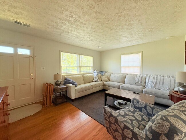 Building Photo - 3 bed ranch home