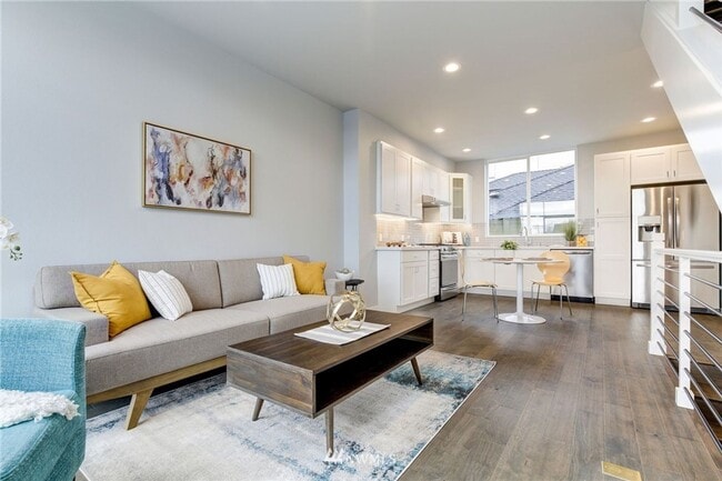 Building Photo - Beautiful 2 Bed 2 Bath Townhouse in Seattle