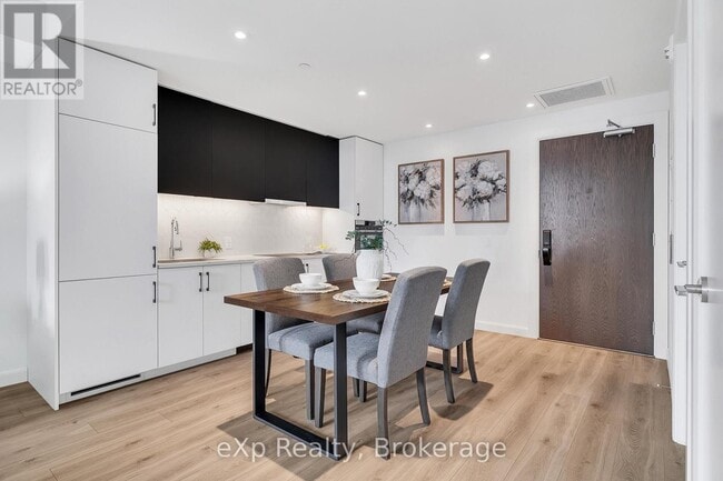 Photo du bâtiment - 741 King St W