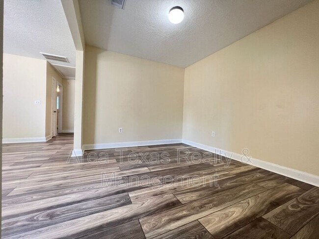Building Photo - 915 Pinckney St
