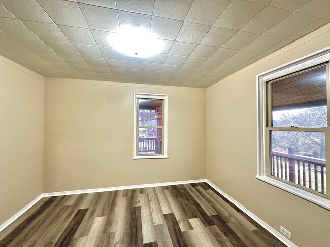 Foto del edificio - Updated 1 Bed/1 Bath Apartment in Greenfield - Private Deck, Central Heat & AC - Water/Sewage Inc...