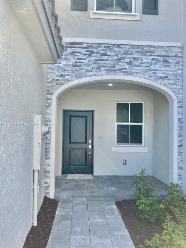 Foto del edificio - $2,700 1070 SE 26th Ter