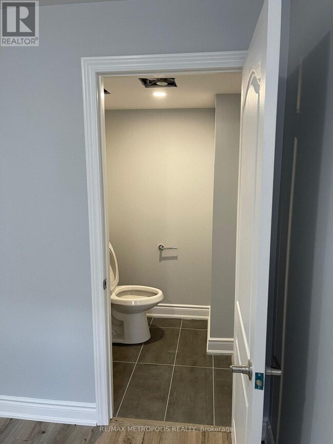 Building Photo - 2 Summitgreen Crescent