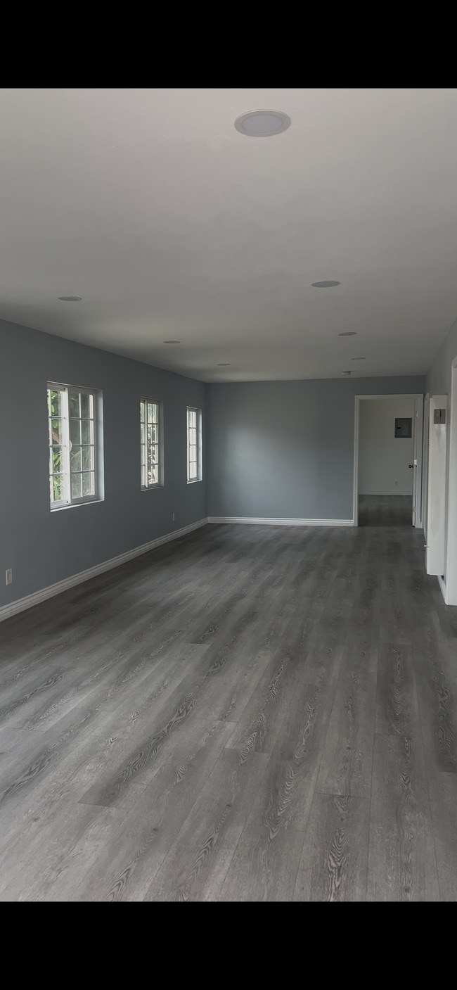 Building Photo - 8136 Walnut Dr