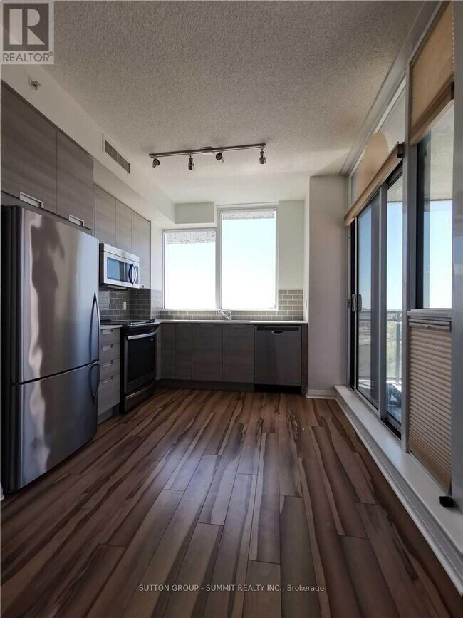 Photo du bâtiment - 75-875 Eglinton Ave W
