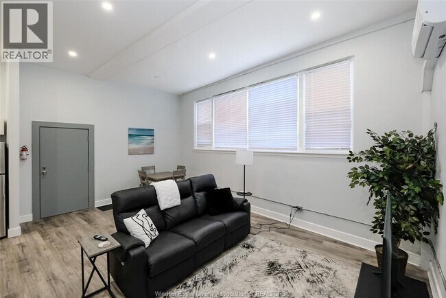 Building Photo - 493 University Ave W