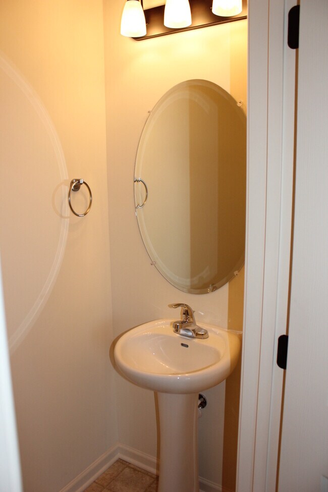 Foto del edificio - 3 Bedroom 2.5 bath Two Level Townhome