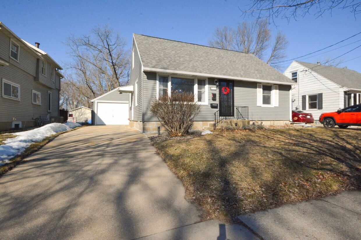 Foto principal - 3 Bed 1.5 Bath Available in Walking Distan...