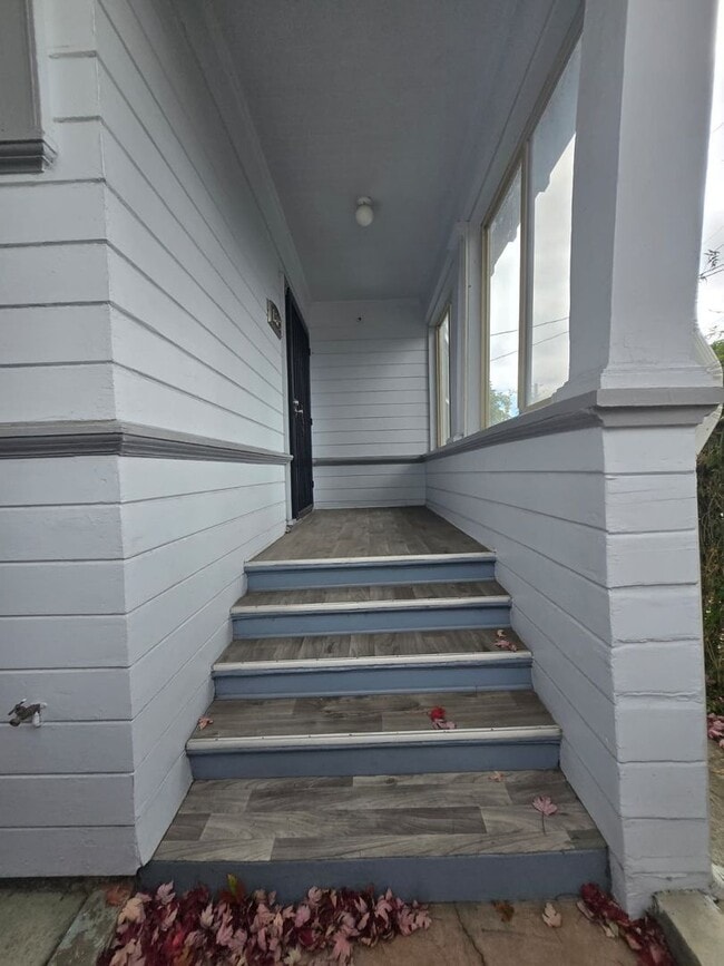 Building Photo - Upstairs 2bd/1ba Near Lake Merritt – $1,800