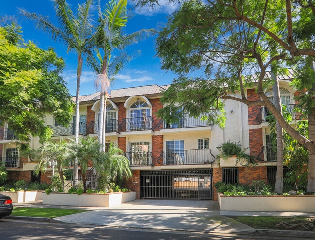GATED GARAGE - 908 S Shenandoah St
