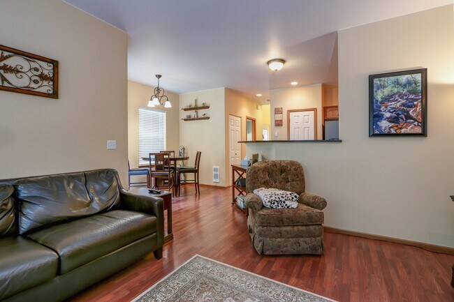 Foto del edificio - in town Kingston 3 bedroom townhome now available