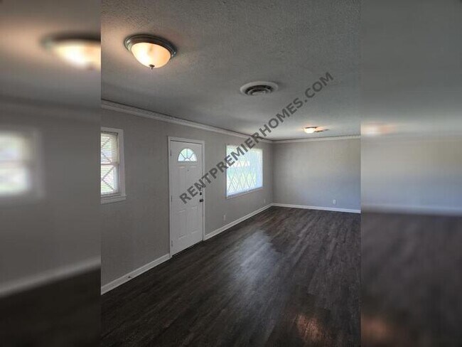 Foto del edificio - 4405 Wedgmont Cir S