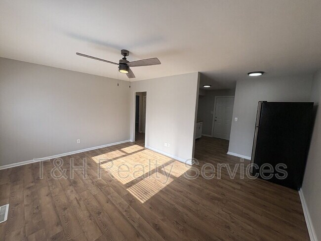 Building Photo - 1608 W 58th St
