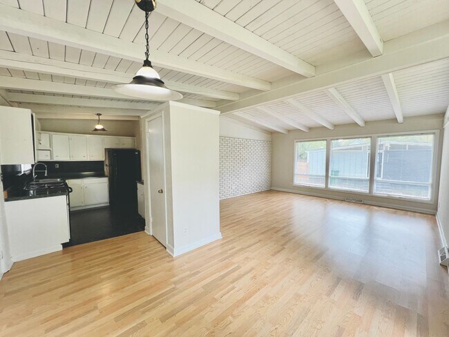 Building Photo - 3325 Sargeant Dr