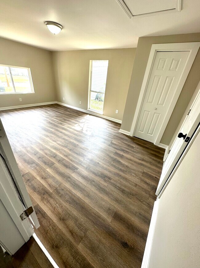 Room 1 - 916 Fremont Ave