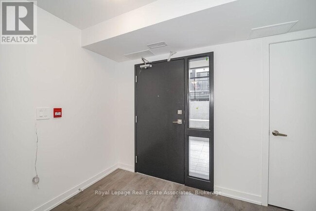 Building Photo - 1650-1650 Victoria Park Ave