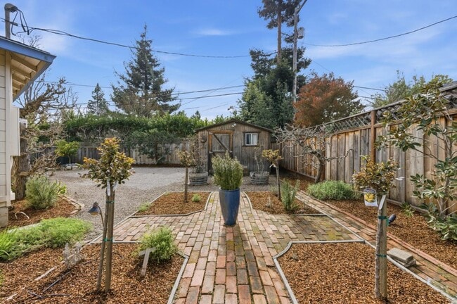 Building Photo - 8 Patricia Pl