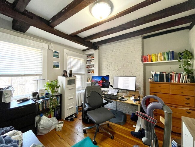 Building Photo - Check out this 2 bed in Beacon Hill