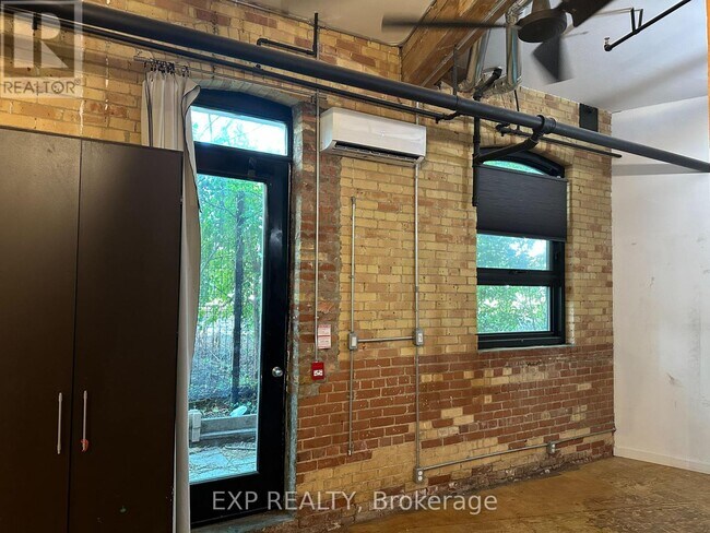 Building Photo - 2480-2480 Dundas St W