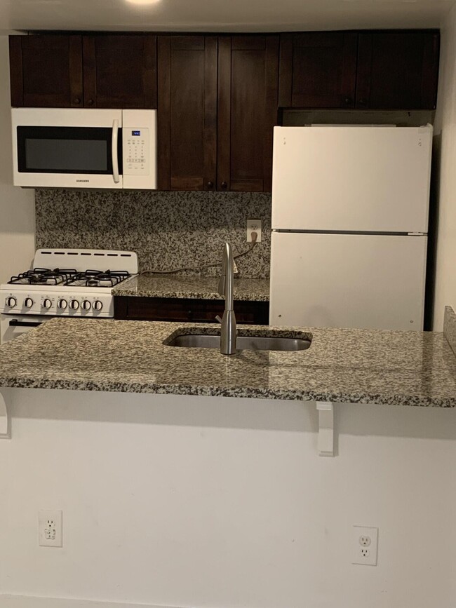 Foto del edificio - 4561 Lake Ave