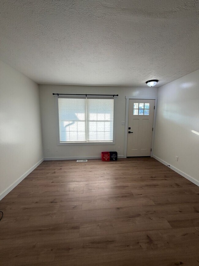 Foto del edificio - Totally Renovated 3 Bedroom, 2-1/2 Bathroom Duplex with 2-Car Garage Available in Middlebury