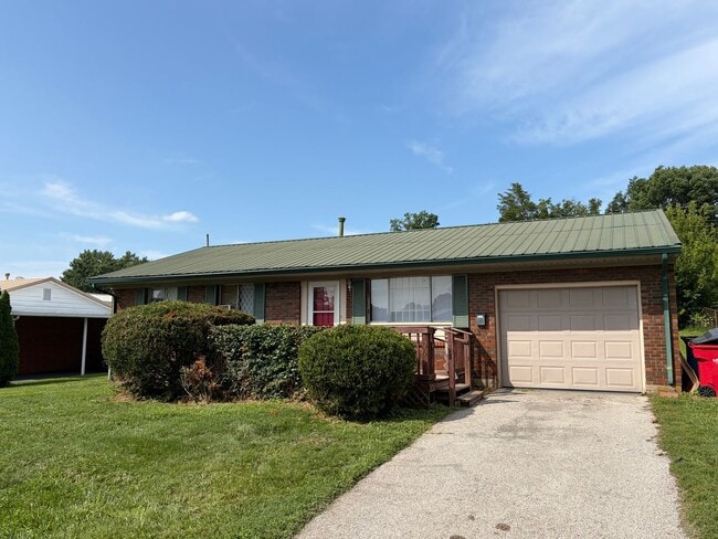 Building Photo - 3 Bedroom in Frankfort!
