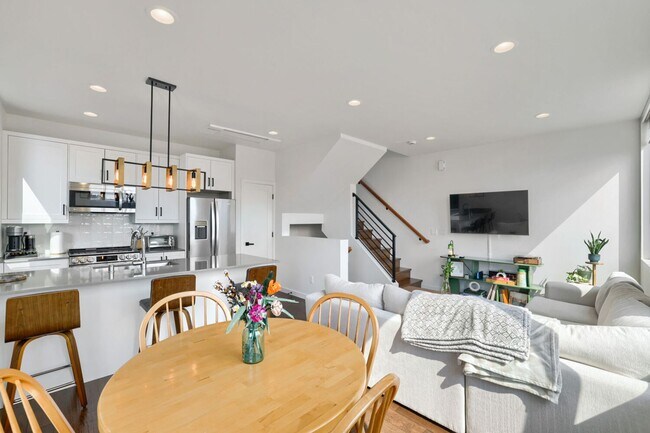 Foto del edificio - Green Lake Townhome