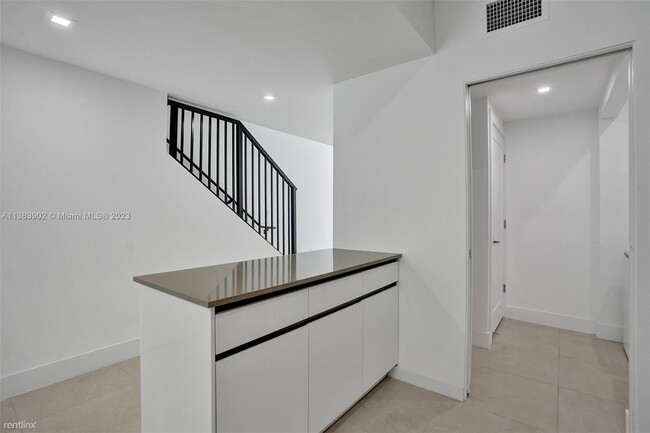 Building Photo - 3 br, 2.5 bath Townhome - 4133 N Oak Pl