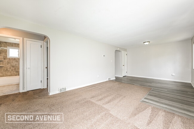 Building Photo - 220 Briarwood Dr