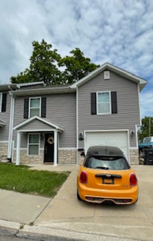 Primary Photo - Oak St Duplex