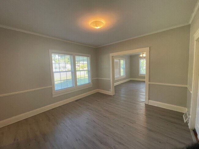 Foto del edificio - Large 3 bedroom 2 bathroom house with office available