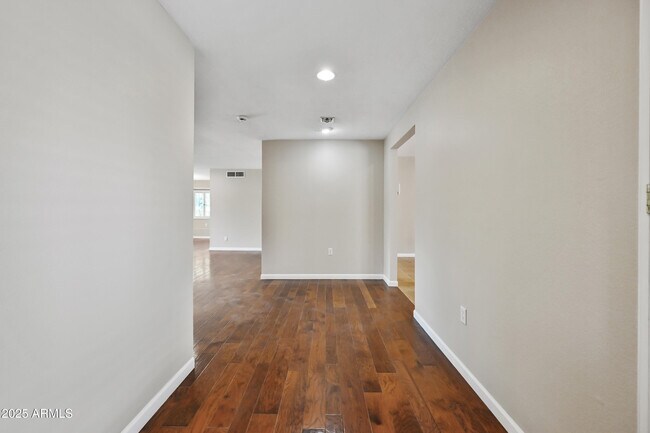 Building Photo - 324 W Willow Ave
