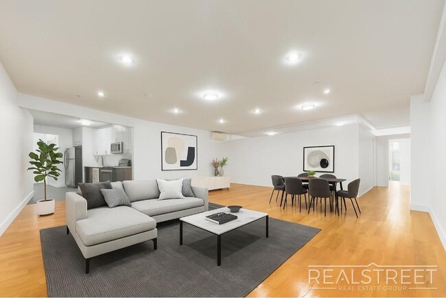 Building Photo - LUXURY 3 BR 2 Bath in Queens!