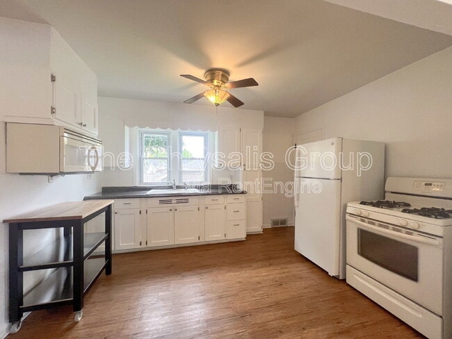 Building Photo - 938 Creve Coeur St