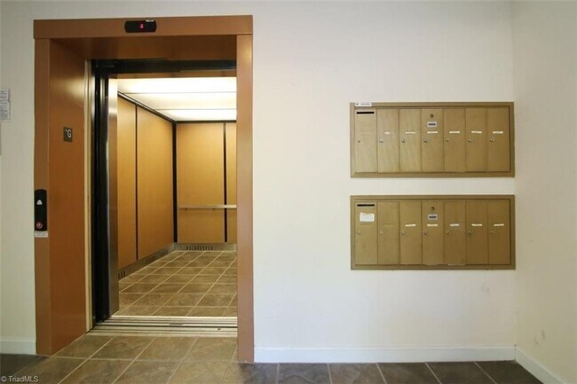 Foto del edificio - Wonderful location and features for this s...