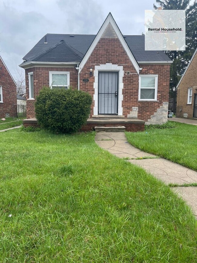 Building Photo - Stunning Renovated 3-Bedroom Bungalow-Move In Ready!!!