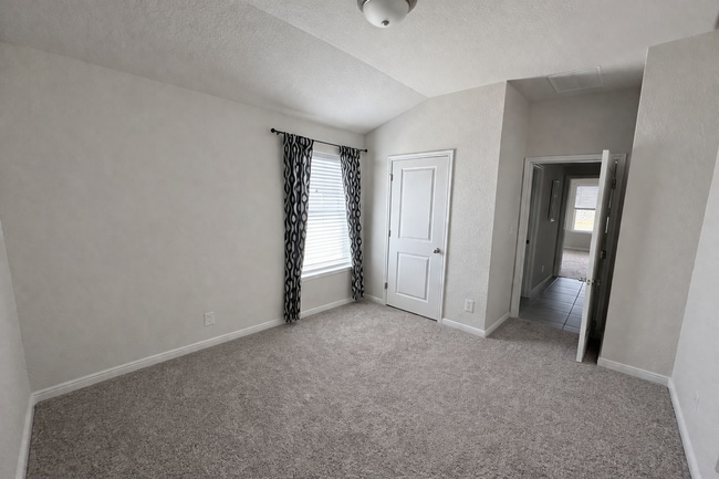 Building Photo - 300 Low Bramble Dr