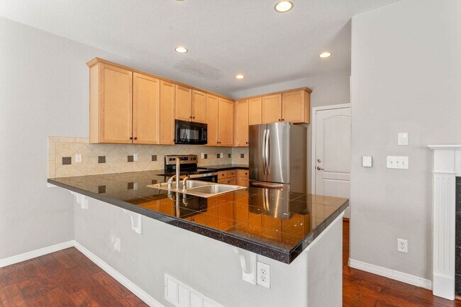 Foto del edificio - Luxury Townhouse in Gated Community!