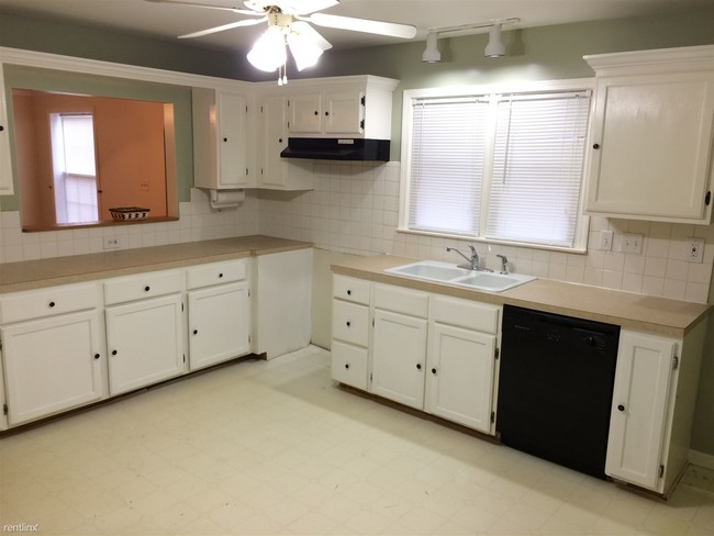 Building Photo - 3 br, 1 bath House - 400 Beach St