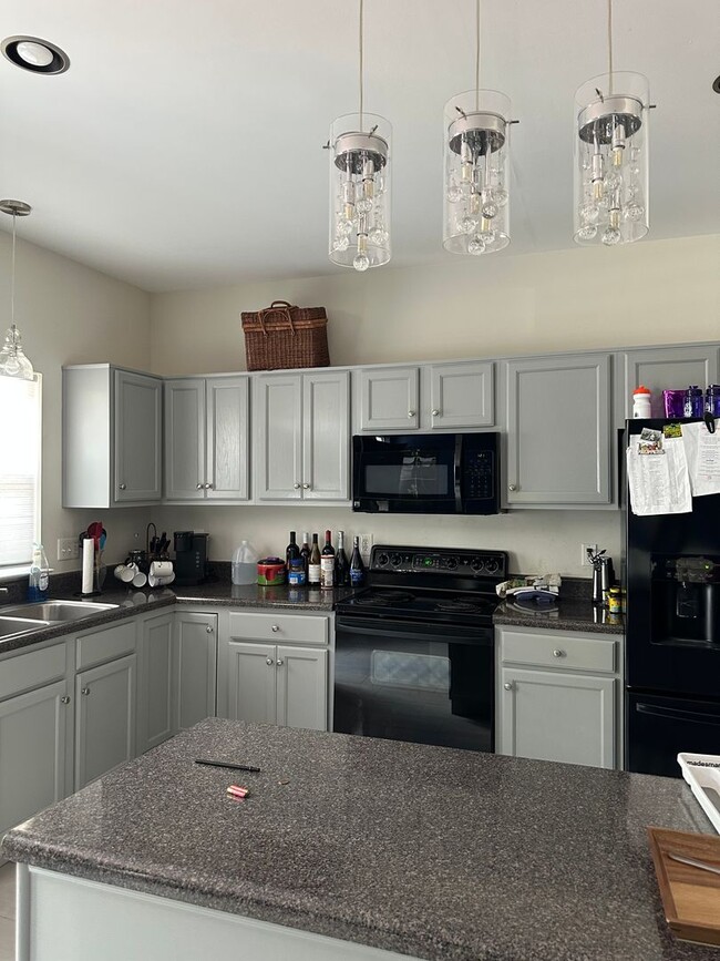 Building Photo - $2,400 / 3 br / 2.5 ba / 1,584 sqft Spacio...