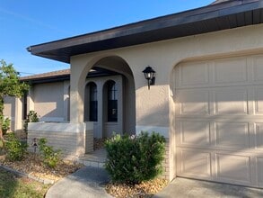 Front Entryway - 901 SE 29th St