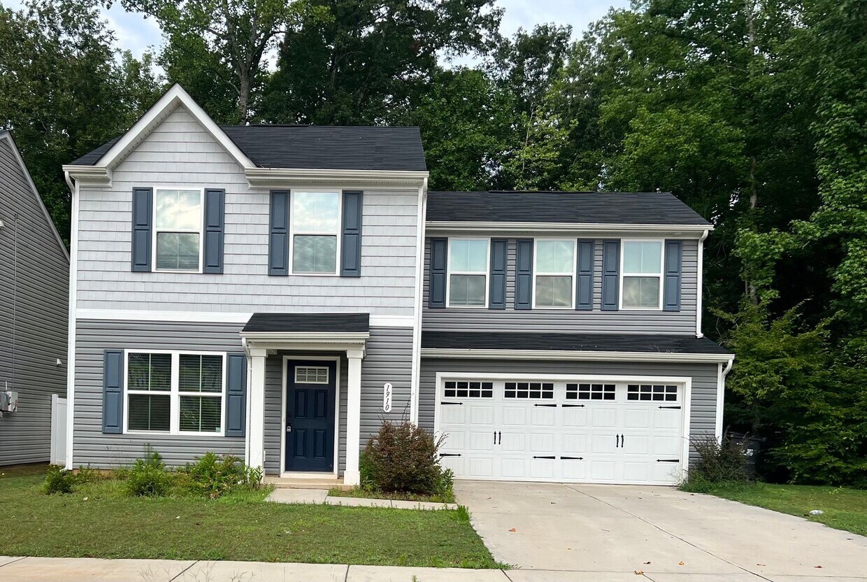 Primary Photo - 3 Bedroom House w/ Yard and Garage!
