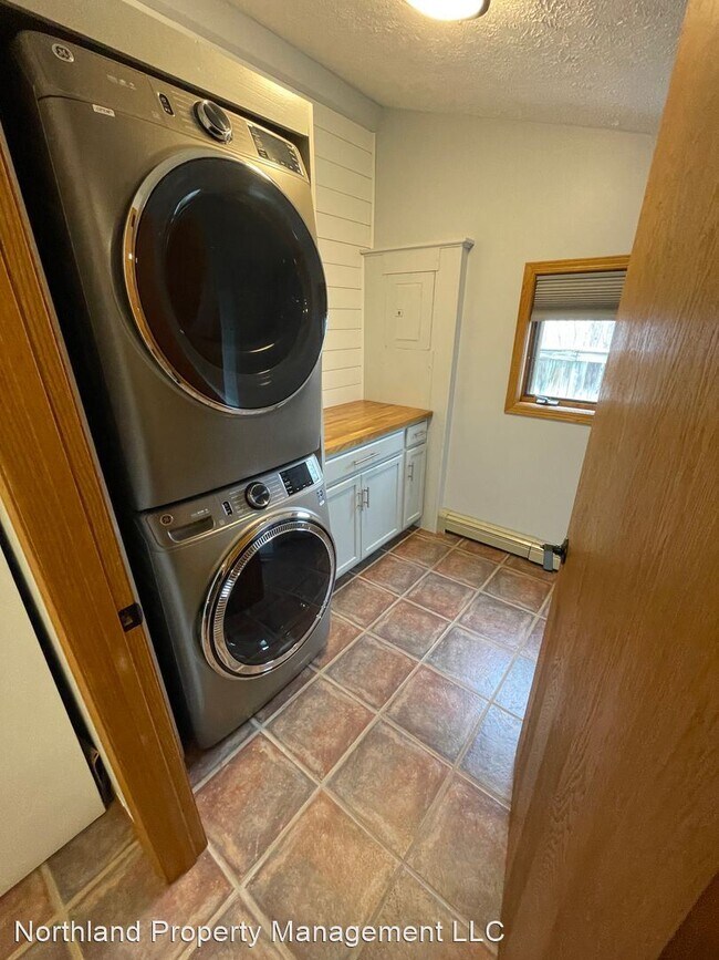 Building Photo - 3 br, 2 bath House - 606 West Tenth Street