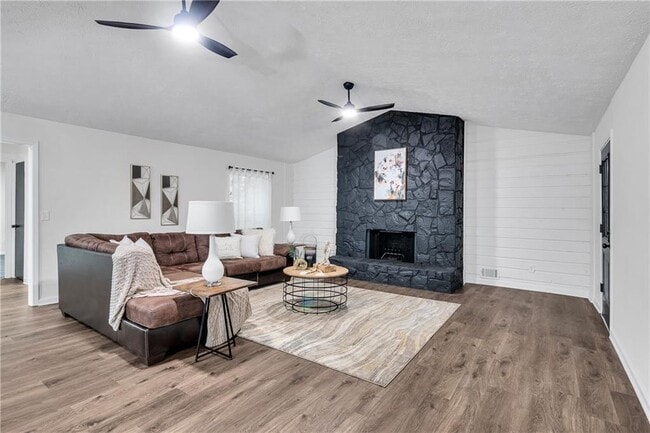 Building Photo - 6881 Hickory Hollow Dr