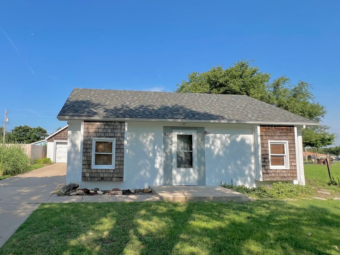 Foto del edificio - 825 Hillcrest Dr