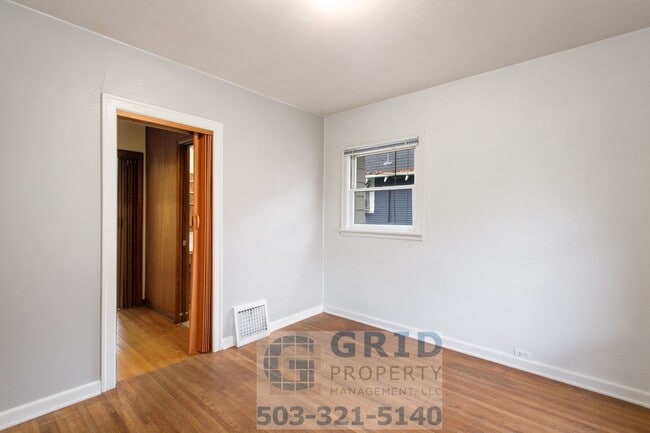 Building Photo - Charming 2 Bedroom Available in Popular N Kenton Neighborhood!