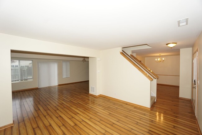 Foto del edificio - Large 3 bedroom 2.5 Bath + Loft + 3 car ga...