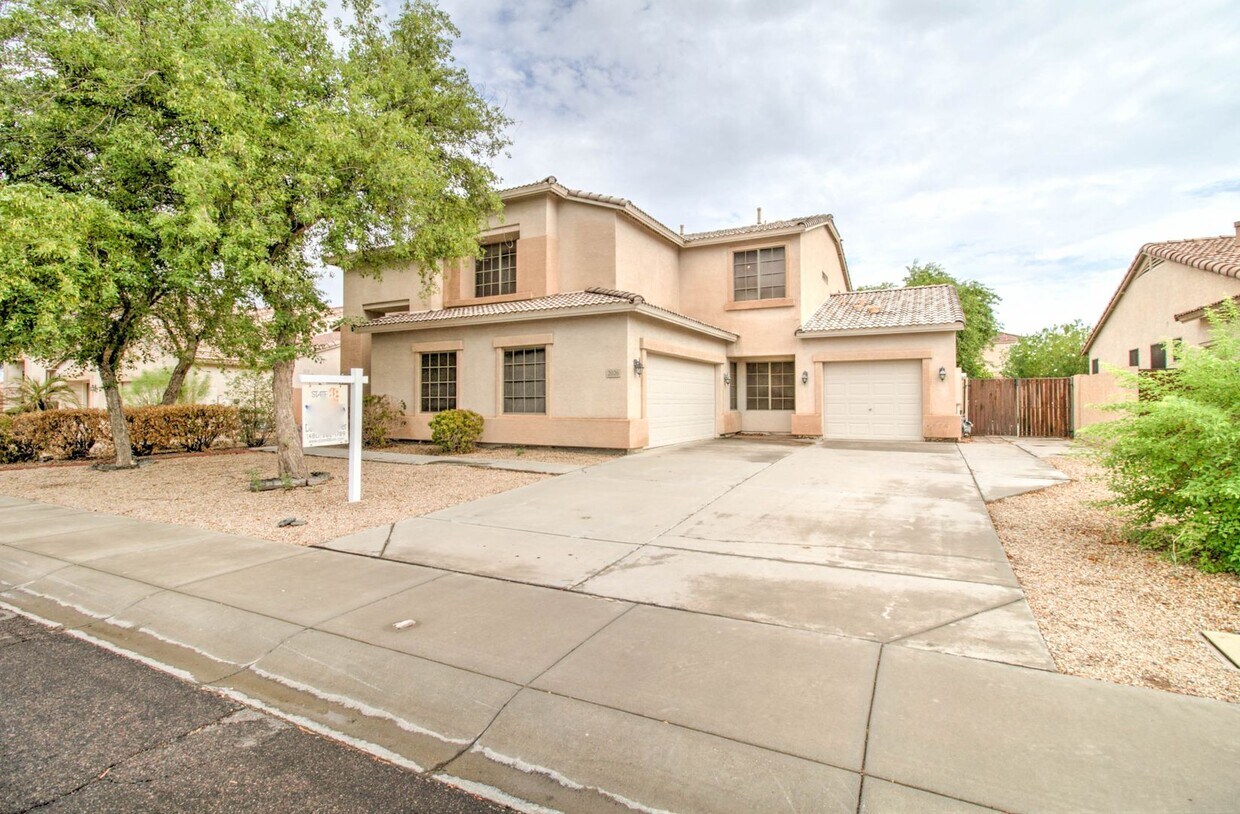 5 Bedroom + 3.5 Bathroom + 3 Car Garage + House Rental in