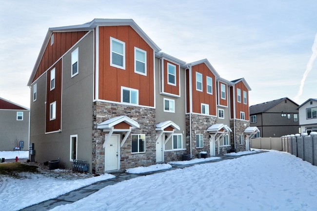 Building Photo - Herriman 3 bed 3 bath Townhome