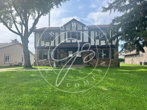 Building Photo - 6755 Woodlake Dr